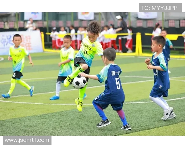 足球明星3号图片展现了他在赛场上的风采与激情，球迷们的热爱与支持不可或缺