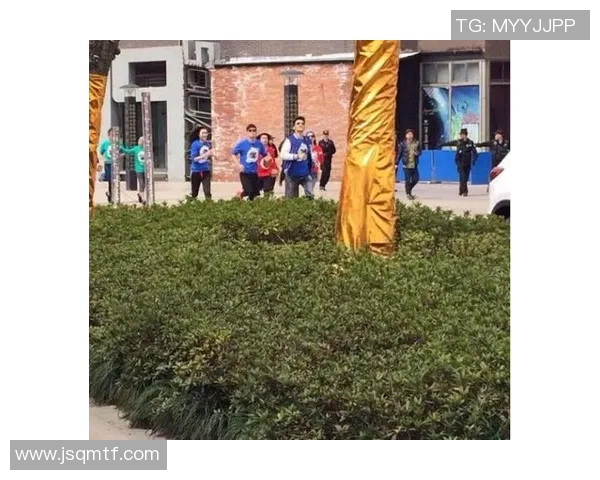 足球明星加盟跑男团队挑战极限赛道展现多才多艺的精彩瞬间