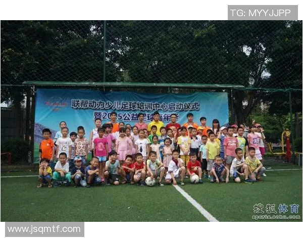 足球明星与抓娃娃的趣味瞬间高清图片分享让你感受不一样的魅力与乐趣 足球明星与抓娃娃的趣味瞬间高清图片分享让你感受不一样的魅力与乐趣